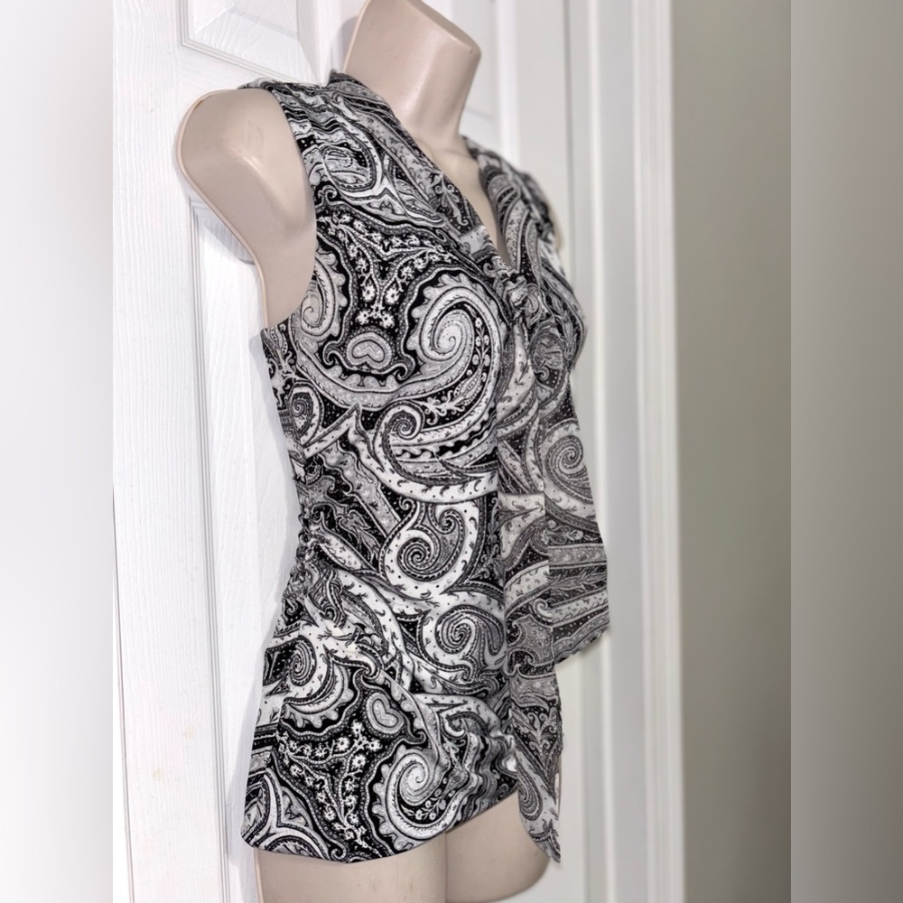 🌻 WHBM Paisley printed Sleeveless tie neck blouse - Picture 3 of 10